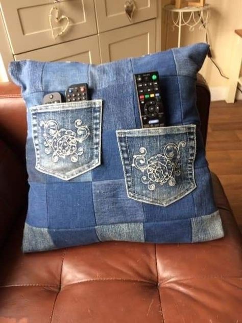 Denim Recycle Projects, Återvinna Jeans, Upcycled Denim Diy, Artisanats Denim, Clothes Tips, Denim Pillow, Denim Bag Diy, Denim Crafts Diy, Blue Jeans Crafts