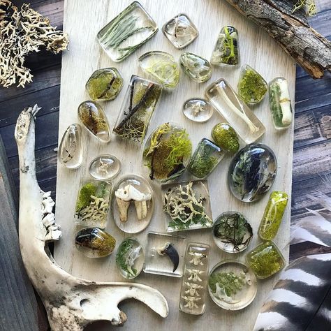 Resin Moss Jewelry, Woodland Resin Art, Nature Resin Jewelry, Resin Nature Art, Moss In Resin, Resin Charms Diy, Cool Resin Art, Diy Trinkets For Trading, Resin Diy Jewelry