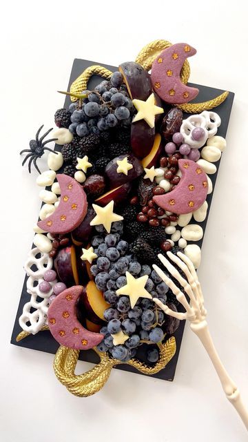 Practical Magic Charcuterie Board, Practical Magic Theme, Witchy Food Ideas, Practical Magic Food Ideas, Practical Magic Food, Practical Magic Party Food Ideas, Practical Magic Recipes, Practical Magic Party Food, Practical Magic Birthday