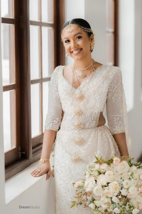 White Kandyan Saree, Modern Kandian Bride Sri Lanka, Kandyan Bridesmaid, Kandyan Saree, White Saree Wedding, Kandyan Brides, Bridesmaids Outfits, Sari Wedding, Asian Wedding Dress