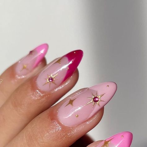 Phoebe 🩷 on Instagram: "💖🤩🌟🫶🏼💅🏼 I am actually sooo pleased with how my non dominant hand turned out!! I used shades ‘Californian love*’ ‘Peony*’ and ‘Raspberry*’ by @myleebeautyofficial 💖 I used chrome powder to create the gold stars, it’s linked in my story highlight and tutorials on my page ✨ Gems are also linked 💖 Rings are from @daisylondon ✨* • • • • • (*PR/Gifted-no obligation to post) #nailsnailsnails #nails #nailinspo #nailart #nailsofinstagram #naildesign #nailstagram #gelnails #nailartinspo #fallnails #aesthetic #naildesigns #nailfashion #nails2inspire #notd #nailinspiration #nailstyle #nailsoftheday #almondnails #simplenails #winternails #nyenails #mylee #daisylondon" Pink Stiletto Nails, Pink Manicure, Nagel Tips, Manicure Diy, Flower Nail Designs, Her Nails, Fake Nails With Glue, Birthday Nails, Stick On Nails