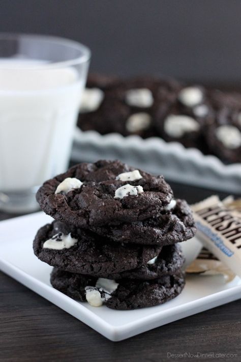 Dark Chocolate Cookies & Cream Cookies from DessertNowDinnerLater.com Chip Alternative, Microwave Chocolate Chip Cookie, Chocolate Christmas Cookies, Dark Chocolate Cookies, Cream Cookies, Cookies Cream, Winter Desserts, Cookies N Cream Cookies, Christmas Chocolate