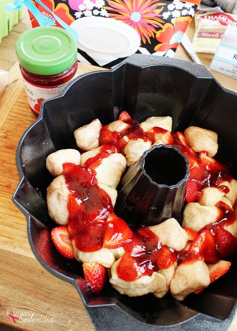 Strawberry Monkey Bread with Cream Cheese Glaze - Easy and yummy for spring! #HugtheMess Strawberry Monkey Bread, Cream Cheese Monkey Bread, Strawberry Tops, Bundt Pan Recipes, Canned Biscuit, Bread With Cream Cheese, Baking Spices, Kids In The Kitchen, Strawberry Preserves