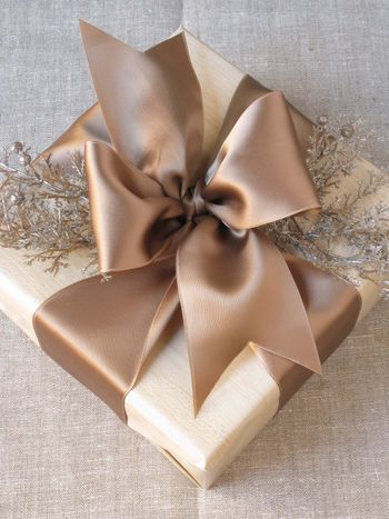 How to make the perfect bow, the Tiffany way. No knots! Tutorial Joulun Aika, Hadiah Diy, Buat Pita, Gift Wrapping Techniques, Perfect Bow, Professional Gifts, Wrapping Ideas, Noel Christmas, Brown Paper