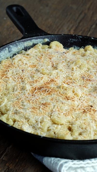 Julie makes a simple but delicious dish that mixes mac and cheese with alfredo sauce. Mac And Cheese Alfredo, Chicken Alfredo Mac And Cheese, Macaroni Alfredo, Alfredo Macaroni, Alfredo Mac And Cheese, Amazing Dinners, Protein Shake Diet, Alfredo Recipes, Cheesy Macaroni