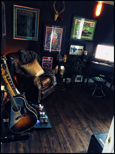 Small Music Room, Casa Rock, Musician Room, Music Room Office, Music Room Design, Guitar Studio, Music Bedroom, Home Recording Studio Setup, Home Studio Ideas