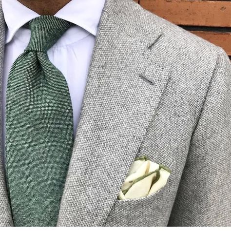 Yellow Pocket Square, Gentleman Mode, Modern Fit Suit, Style Anglais, Grey Suit Jacket, Guy Style, Mens Suit Jacket, Mens Fashion Blog, Dapper Style