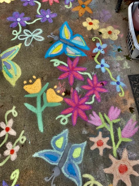 Driveway Chalk, Easy Chalk Drawings, Fun Chalk Art, Chalk Design, Sidewalk Chalk Art, Sidewalk Art, Butterflies Flowers, Chalk Drawings, Sidewalk Chalk