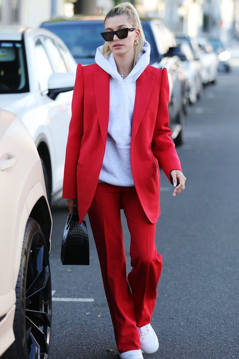 Gigi Hadid, Hailey Bieber, Kaia Gerber And Rihanna See Out 2019 In Block-Coloured Suiting | British Vogue Hailey Baldwin Street Style, Estilo Hailey Baldwin, Mode Kylie Jenner, Hailey Baldwin Style, Walking Down The Street, Double Denim, 짧은 머리, Looks Street Style, Red Pants