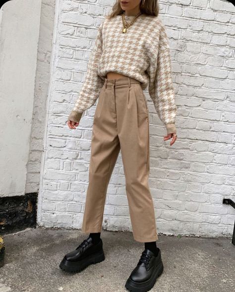 Dark Academia Fashion Pants, Mode Editorials, Dark Academia Fashion, Thrifted Outfits, Beige Pants, Mode Casual, Brown Pants, Mode Inspo, 가을 패션