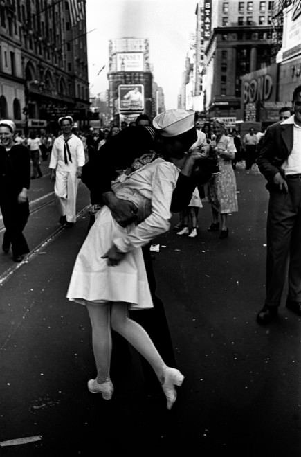 Goodbye Photos, Nurse Art, Alfred Eisenstaedt, Robert Doisneau, Navy Sailor, Black And White Photograph, Foto Tips, Foto Vintage, Black And White Canvas