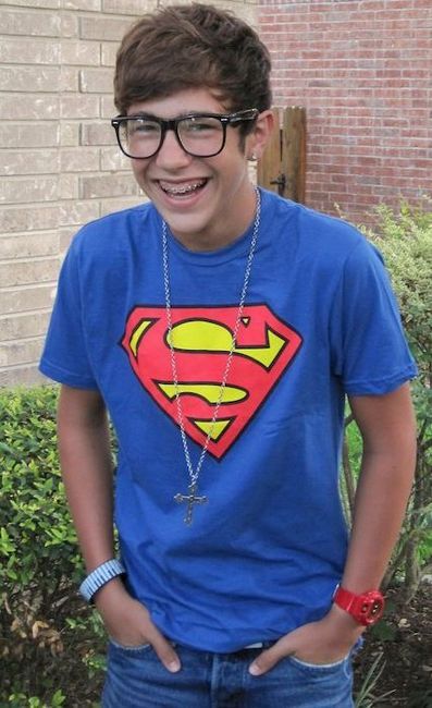 AUSTIN MAHONE ;) Braces And Glasses, Superman Shirt, Austin Mahone, The Perfect Guy, Perfect Boy, Girl Falling, Braces, Justin Bieber, Superman