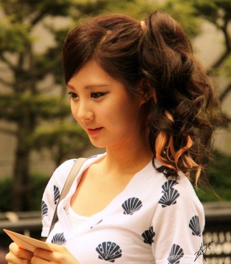 SNSD'S Seohyun high side ponytail with curls Side Curled Ponytail, High Side Ponytail, Side Ponytail Hairstyles, Side Curls, Curled Ponytail, Side Ponytail, Girly Stuff, Korean Hairstyle, Ponytail Hairstyles