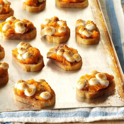 Sweet Potato Crostini Holiday Snacks Appetizers, Sweet Potato Crostini, Sweet Potato Side Dish, Sweet Potato Sides, Thanksgiving Appetizers Easy, Thanksgiving Appetizer Recipes, Crostini Recipes, Best Thanksgiving Recipes, Ladies Luncheon