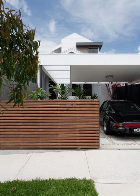 Contemporary house with modern wood fence Modern Wood Fence, Mid Century Landscaping, Hydrangea Petiolaris, Wood Fence Design, Modern Courtyard, Modern Fence Design, Privacy Fence Designs, Front Fence, Car Port