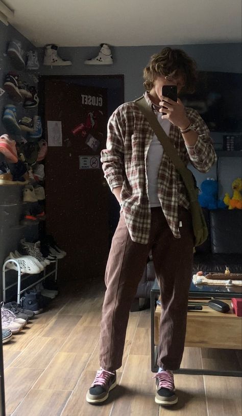 Mens Clothing Styles Flannel, Hipster Outfits Men Vintage, Guys Corduroy Pants Outfit, Style Flannel Men, Guys Fall Outfits Flannel, Outfits With Brown Pants Men, Flannels Outfit Guys, Flannels Outfit Men, Hipster Outfits Hombre