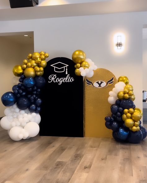 Congrats to all the grads this year, it was an honor to serve you all. Keep making the world proud! ✨ This set up features: - Custom backdrop ＮＯＷ ＢＯＯＫＩＮＧ！ ꜱᴛᴀᴛᴇᴍᴇɴᴛ ᴘᴀʀᴛʏ ᴅᴇᴄᴏʀ 🎈 𝗟𝗶𝗻𝗸 𝗶𝗻 𝗼𝘂𝗿 𝗱𝗲𝘀𝗰𝗿𝗶𝗽𝘁𝗶𝗼𝗻 𝗯𝗼𝘅. _________________________ #graduation #collegebound #gradparty #graduate #eventpixie #partydecor #partyideas #birthday #balloongarland #luxuryballoons #events #eventinspo #partyinspiration #celebration #corporateevents #balloonwork #eventdesign @cityofyucaipa @yucaipa_bulletin @y... Graduation Wall Decorations, Graduation Dinner Party, Graduation Dinner, Disney Olaf, Graduation Gown, Now Booking, Wedding Stage Decorations, Balloon Flowers, Congrats Grad