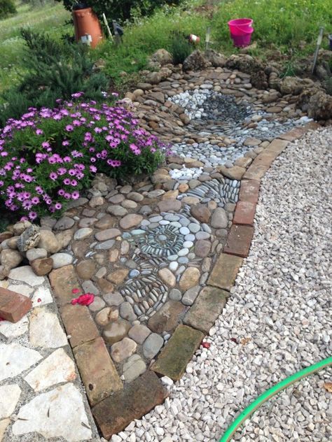 A woman collects stones—look at what she does in her garden! Fairy Herb Garden, Decorative Garden Stones, Diy Pond, Diy Garden Fountains, Backyard Water Feature, Pebble Mosaic, Garden Pathway, Mosaic Diy, Back Gardens