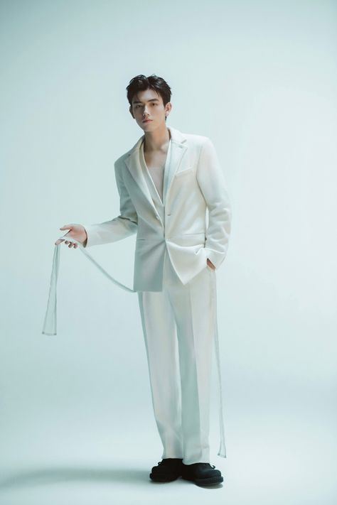 Farewell Look, White Christmas Outfit, Christmas Outfit Men, Gentleman Hat, Graduation Look, Chen Feiyu, Suit Ideas, Garden Party Birthday, Cool Outfits For Men