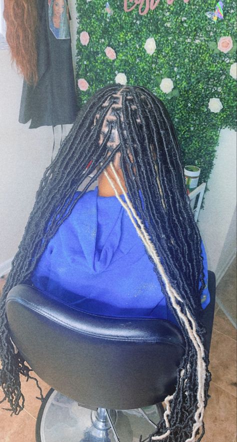 Peek A Boo Soft Locs, Soft Locs Peek A Boo, Long Soft Locs With Color, Soft Loca, Long Soft Locs, Soft Locs, Hair Colours, Peek A Boo, Locs