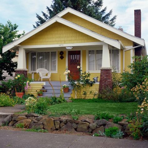 Prairie Style Windows, American House Style, Bungalow Homes, Pintura Exterior, Tudor Style Homes, Cottage Exterior, Yellow House, Brick Exterior House, American House