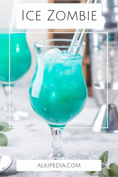 Der Ice Zombie Cocktail ist genau der richtige Drink für dich, wenn du nicht genug von Sommer, Sonne und Strand bekommst. Trotz cooler Optik bringt er dich geschmacklich an die warmen Traumstrände der Karibik und lässt dein Cocktailherz höher schlagen. Ice Zombie, Cocktails With Blue Curacao, Blue Curacao Drinks, Zombie Cocktail, Cocktails To Try, Rum Cocktails, Cocktail Night, Halloween Cocktails, Blue Curacao