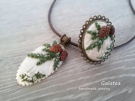 Christmas Clay Earrings, Pine Cone Jewelry, Fimo Diy, Polymer Clay Tutorials, Diy Fimo, Pinecone Necklace, Diy Polymer Clay, Polymer Clay Halloween, Polymer Clay Flower Jewelry