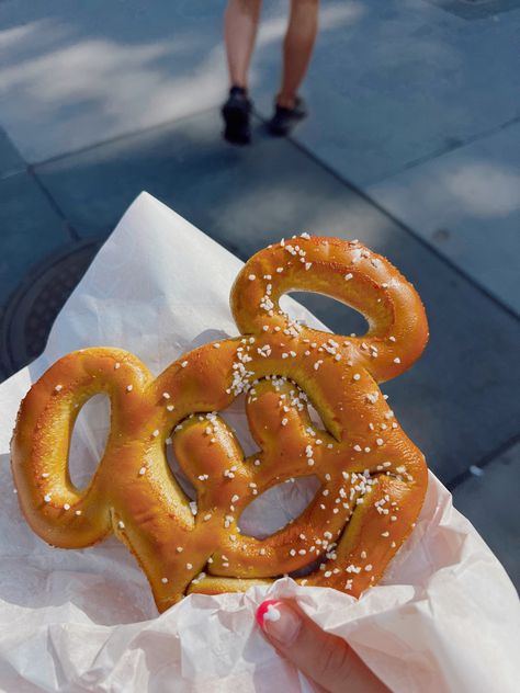 Disney Pretzel, Disneyland Snacks, Disney Desserts, Disney Eats, Disney World Pictures, Disneyland Food, Disney Treats, Disney World Food, Disney Snacks