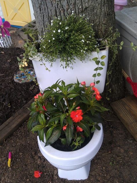 Turn your old toilet into a flower pot! How To Decorate A Porta Potty, Toilet Planters Garden Ideas, Toilet Garden, Decorate A Porta Potty, Old Toilet Ideas Planters, Diy Backyard Decor, Looking Glass Spray Paint, Toilet Art, Flower Pot Garden