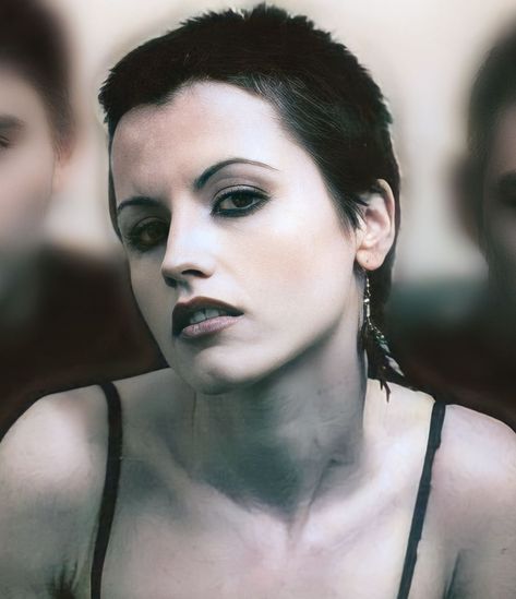 Dolores O'riordan Aesthetic, Dolores O'riordan 90s, Dolores O Riordan 90s, Dolores Oriordan, Rock Hair, Irish Musicians, Dolores O'riordan, Rock Hairstyles, Rockstar Girlfriend