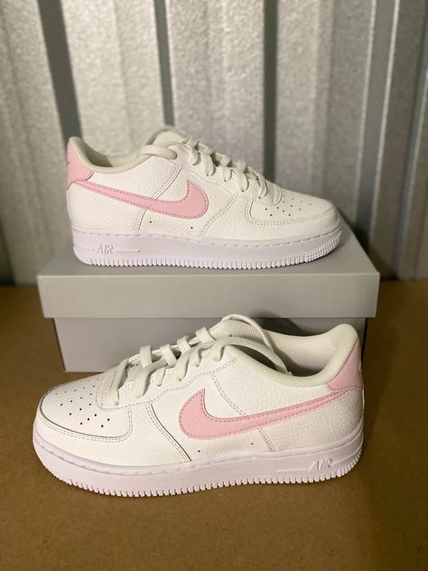 Nike Air Force Rosa, Tenis Air Force, Nike Shoes Women Fashion, Preppy Shoes, Prom Accessories, Nike Air Shoes, Outfit Inspo Casual, Cute Nike Shoes, Popular Shoes