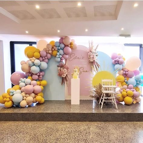 Eva's First Trip around the Sun ☀️ Balloons, Props & Florals @partysplendour Cake @thecakestudio.sydney Venue @doltonehouse Sylvania Waters #partysplendour #balloons #balloonssydney #sydneyballoons #balloonbackdrop #balloonarch #balloongarland #organicballoons #organicballoonssydney #organicballoongarland #1stbday #1stbirthdayballoons #birthdayballoons #partyballoons #beautifulballoons 1st Birthday Balloons, First Trip Around The Sun, Balloon Backdrop, Birthday Decor, Balloon Arch, Balloon Garland, Party Balloons, Birthday Balloons, Birthday Decorations