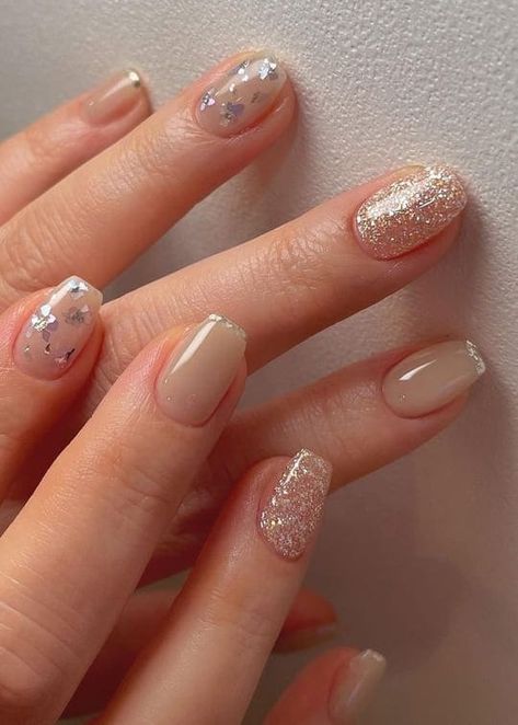 Korean glitter nails: neutral charm Golden Nails, Fall Gel Nails, Subtle Nails, Nails Now, Glitter Gel Nails, Nails Almond, Elegant Nails, Fabulous Nails, Classy Nails