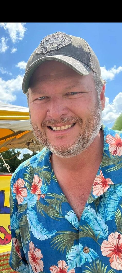 Blake Shelton The Voice, Blake Sheldon, Guys My Age, Blake Shelton And Gwen, Gwen Stefani And Blake, Best Country Singers, Men's Facial Hair, Mens Facial Hair Styles, Country Music Singers