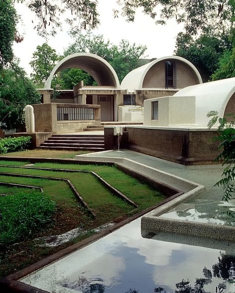 Sangath Office by Balkrishna Doshi: Sustainable Design Rooted in Indian Traditions | ArchEyes Balkrishna Doshi, Architecture Journal, Online Architecture, Architects Studio, Vitra Design Museum, Archi Design, Conceptual Architecture, Pritzker Prize, Vitra Design