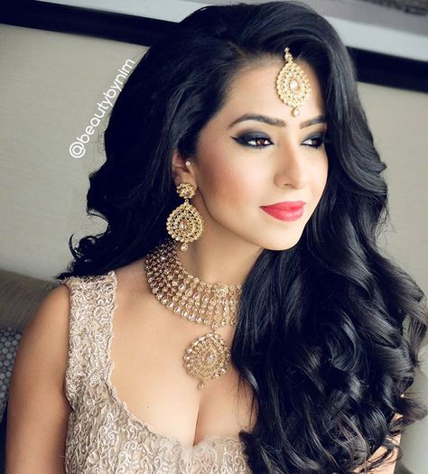 Just doesn't get any prettier than this ...😍😍😍😍 loved this bridal reception look #beautybynim #hair #makeup #instamakeup #instahair… Maang Tikka Hairstyles, Walima Ideas, Reception Hairstyle, Reception Hairstyles, Best Wedding Makeup, Bridal Hairdo, Evening Hairstyles, Indian Wedding Hairstyles, Oval Face Hairstyles