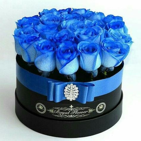 ❤ Young Living Lavender, Rosen Box, Luxury Garden, Flowers Bouquet Gift, Hat Boxes, Beautiful Flower Arrangements, Luxury Flowers, Deco Floral, Blue Roses