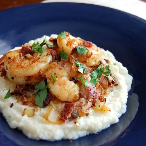 This Paleo adaptation of spicy shrimp and grits is packed full of flavor and makes a hearty, satisfying meal. The grits are made with cauliflower and garlic so that it’s[...] Paleo Seafood, Paleo Dinners, Resep Seafood, Paleo Main Dishes, 30 Challenge, Cauliflower Mash, Marinated Shrimp, Grits Recipe, Shrimp Grits