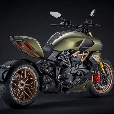 The heart of the Diavel 1260 #lamborghini is the 1262 cc #ducati Testastretta DVT with variable timing. This homologated engine can deliver 157 hp at 9,500 rpm and 129 Nm (13.2 kgm) at 7,500 rpm with a flat torque curve right from medium-low revs, which always guarantees a vigorous and energetic response. #motorcycle #motorcyclelife #motorcyclelifestyle #motorrad #motor #motorbike #motorsport #motorbikes #sportbike #sportbikelife #speed #luxurylifestyle #motorcyclegear #instamoto Ducati Motorbike, Bronze Wheels, Ducati Motorcycles, Insulated Boots, Ducati Diavel, Forged Wheels, Motorcycle Bike, Super Bikes, Twin Turbo