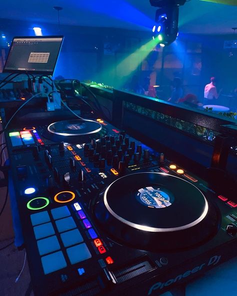 Dj Decks Dj Setup, Anna Thambi, Techno Aesthetic, Edc Mexico, Dj Tips, Techno Art, Dj Decks, Hip Hop Dj, Dj Images Hd