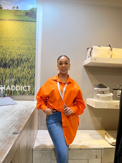 Orange Shirt And Jeans Outfit, Orange Shirt White Pants Outfit, Oversized Shirt And Pants Outfit, Bright Orange Top Outfit, Orange Shirt Outfit Black Woman, Chemise Orange Outfit, Orange Oversized Shirt Outfit, Orange Button Down Shirt Outfit, Orange Shirt Outfit Summer