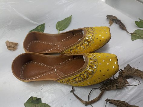 Holiday Party Shoes, Friendship Day Gifts, Punjabi Jutti, Christmas Shoes, Holiday Shoes, Embroidered Shoes, Party Kleidung, Womens Wedding Shoes, Indian Traditional