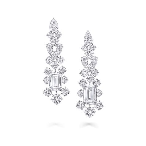 Discover spectacular high jewellery diamond earrings at Graff. Each set with a unique design incorporating exceptionally rare gemstones & settings. Graff Jewelry, Diamond Danglers, Earring Frame, Beautiful Diamond Earrings, Graff Diamonds, Diamond Chandelier Earrings, Classical House, Expensive Diamond, Tiaras Jewellery