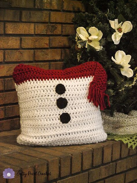 Get the free crochet pattern for this SnowmanPillow Sham at SaltyPearlCrochet.com! Crochet Santa Afghan Pattern, Snowman Pillow Crochet, Crochet Christmas Pillow Patterns, Crochet Santa Pillow, Christmas Crochet Pillows Free Patterns, Christmas Crochet Blankets, Crocheted Christmas Gifts, Crochet Christmas Pillows Free Patterns, Crochet Snowman Pillow