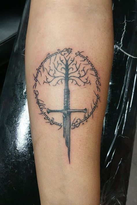 Lord of the rings! Tolkien Tattoo, Fandom Tattoos, Lotr Tattoo, Rings Tattoo, Lord Of The Rings Tattoo, Nerdy Tattoos, Cobra Art, Omerta Tattoo, Ring Tattoos