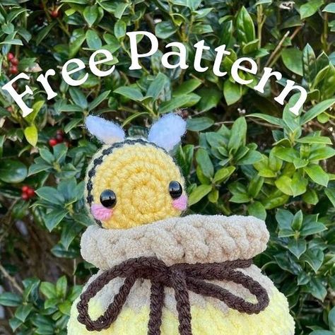 keila’s handmade crochet plushies 🧸💗 on Instagram: "FREE PATTERN 🐝🍯💛 To my amazing testers 🫶🏻💖 @crochetwmia @ewicrochet @crochet.by.paupau @minigurumi.crochet @caitlinscrocheting @snowbrrycrochet @yarnbals @bees_knees_crochet_ @wolly_crochet_well My page consists of free patterns for any crocheter out there ! I find it really fun being able to create my own unique patterns :) please tag me if you make this cute honey pot ! 🍯 #free #freepatterncrochet #freepatternamigurumi #freepatter Honey Pot Crochet Pattern, Crochet Honey Pot Free Pattern, Honey Pot Crochet, Bee Crochet Patterns Free, Crochet Bee Pattern Free, Spring Crochet Patterns Free, Crocheted Bee, Crochet Bee Pattern, Crocheted Cow Pattern