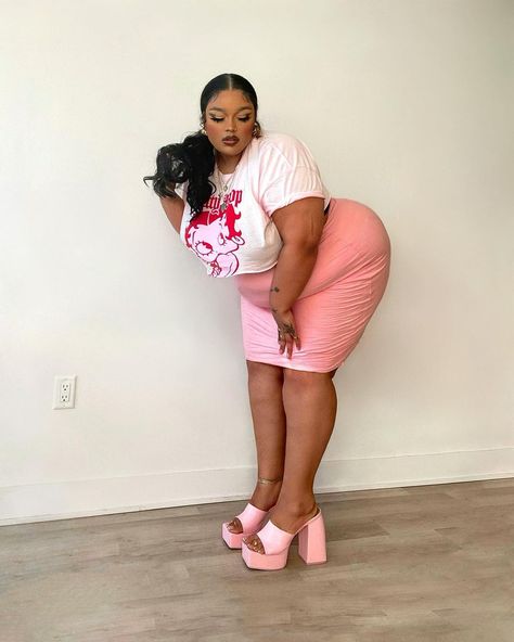 N A O on Instagram: “P*ssy so pink like my kitty saying hello 👋🏾🐈💓 "purrrrr" @fashionnovacurve00” Baddie Poses Plus Size, Plus Size Dresses For Summer, Plus Size Bimbocore Outfits, Y2k Plus Size Outfits, Pretty Plus Size Black Women, Plus Size Model Reference, Plus Size Pose Reference, Plus Size Modeling Poses, Big Belly Outfits