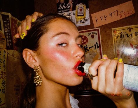 @jyrrel on Instagram: “LEMME TELL YOU THIS LINDA... PEACEFLOWER EARRINGS...CIGARILLO AND A COFFEE...ITS ALL ONES AND TWOS...MAYBE YOU WANT THEM MAYBE YOU DONT...I…” Iris Law, I'm With The Band, New Energy, French Girl, Video Editor, Makeup Inspo, Look Cool, Hair And Nails, Pretty People