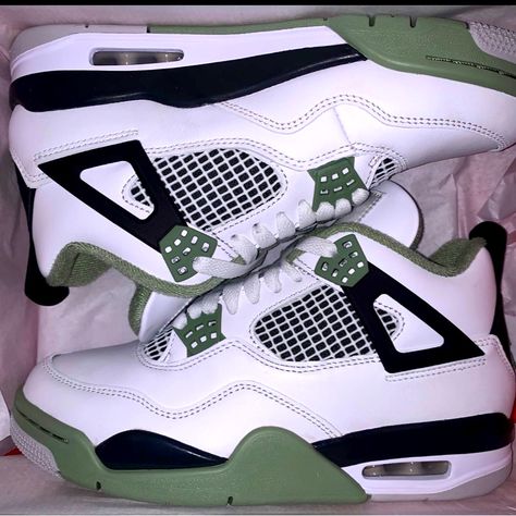 Brand New Never Been Worn Comes With Box Jordans For Women, Jordan 4 Green, Jordan 4 Seafoam, Casual Shoes Women Sneakers, Jordan Green, Pretty Sneakers, Trendy Shoes Sneakers, Jordan 4s, Pretty Shoes Sneakers