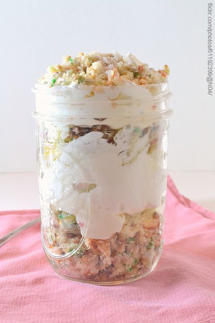 Need to know what to do with extra cake scraps? Here are 9 delicious ways to put cake scraps to use. Birthday Meals, Strawberry Cream Cakes, Birthday Morning, Mini Torte, Cake In A Jar, Leftover Cake, Mini Cakes Birthday, Birthday Today, Birthday Cake Recipe